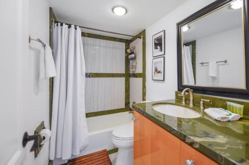 Ванная комната в The Tides Hollywood: Amazing Beachside Apartment