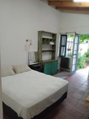 a bedroom with a bed and a television in a room at TRANQUILO LOFT EN VISTALBA in Vistalba