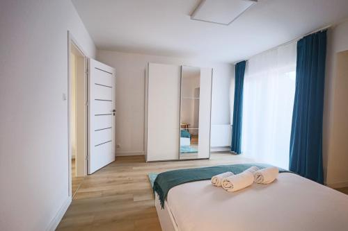 1 dormitorio con 1 cama con 2 toallas en Reymonta 22 Apartamenty en Opole