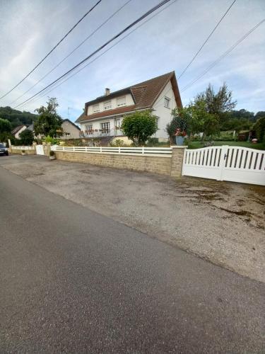 una cerca blanca frente a una casa en Fessard, en Fagnon