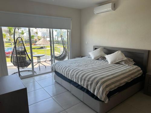 um quarto com uma cama e vista para um pátio em ¡Date un break del estrés! em Oaxtepec