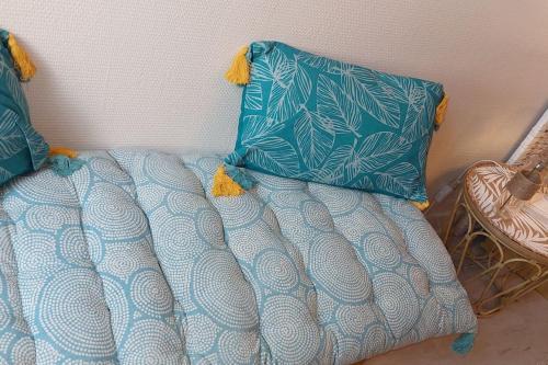 un lit avec deux oreillers bleus dessus dans l'établissement 