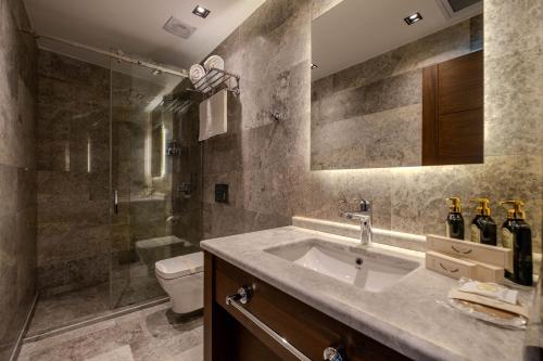 ein Bad mit einem Waschbecken, einer Dusche und einem WC in der Unterkunft B'İSTANBUL HOTEL in Istanbul