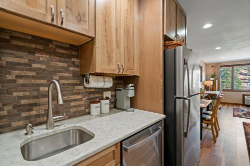 Una cocina o cocineta en Remodeled Tamarron Lodge unit - Amazing views and 10 miles to Purgatory!