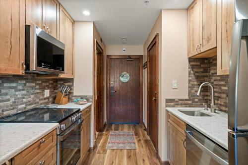 Una cocina o cocineta en Remodeled Tamarron Lodge unit - Amazing views and 10 miles to Purgatory!