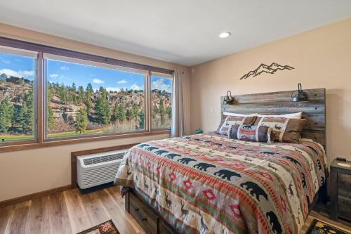 Una cama o camas en una habitación de Remodeled Tamarron Lodge unit - Amazing views and 10 miles to Purgatory!