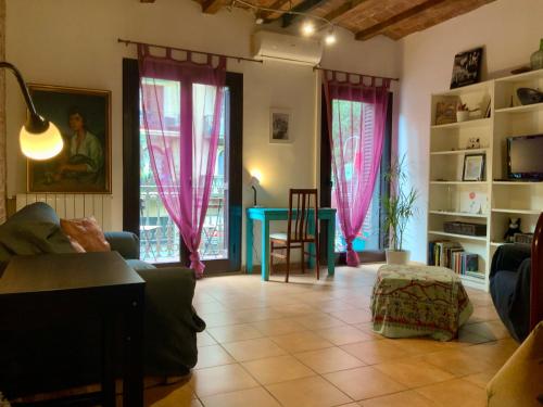- un salon avec des rideaux roses et une table dans l'établissement Flat Plaza de España BCN, à Barcelone
