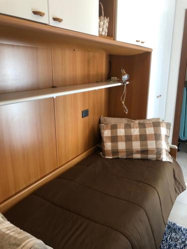 uma cama num quarto com uma cabeceira em madeira em Il Melograno em Gallarate