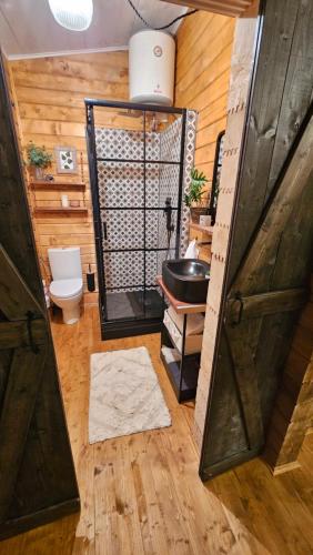 ein Bad mit WC und Waschbecken in einem Zimmer in der Unterkunft Viaforesta 
