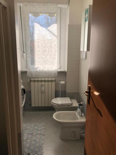 uma pequena casa de banho com WC e lavatório em Il Melograno em Gallarate