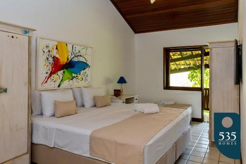 Ένα ή περισσότερα κρεβάτια σε δωμάτιο στο Oasis na Vila de Praia do Forte Casa 4 suítes.