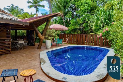 Πισίνα στο ή κοντά στο Oasis na Vila de Praia do Forte Casa 4 suítes.