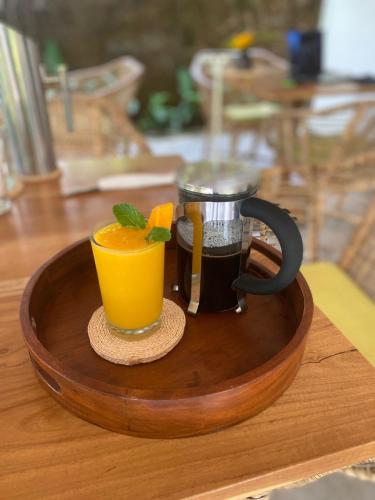 阿杭格默Ebony Boutique Villa的托盘上放着一个马克杯和一杯橙汁