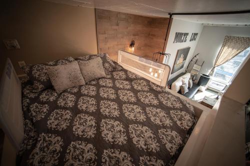 Giường trong phòng chung tại 2 Full Beds, Free Parking Underground Heated, Rogers Place, 1 Bedroom Condo Downtown Central