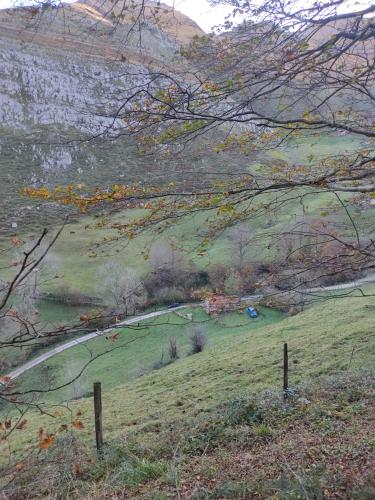 una collina erbosa con una recinzione in un campo di Loma Bonita a Valdició