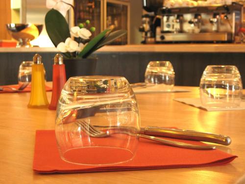 Un restaurante o sitio para comer en Le Rocher Du Cerf