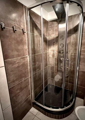 une douche avec une porte vitrée dans une salle de bain dans l'établissement Chez moi, à Chamonix-Mont-Blanc