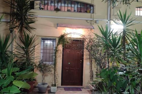 una casa con una puerta marrón y algunas plantas en PURPLE HOUSE, en Roma