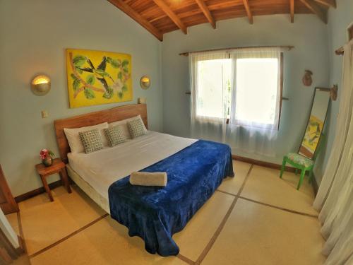 ein Schlafzimmer mit einem großen Bett und einem Fenster in der Unterkunft Cañafistula Fourth Dimension in Tamarindo