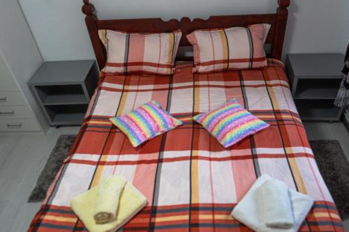 ein Bett mit Handtüchern und Kissen darauf in der Unterkunft Casa Calin in Câmpulung Moldovenesc