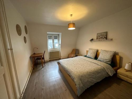 une chambre avec un lit et un bureau dans l'établissement Beau F3 - Proche Gare, à Mulhouse