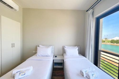 Postel nebo postele na pokoji v ubytování Poised & Pearly 3 BDR Villa Cyan El Gouna