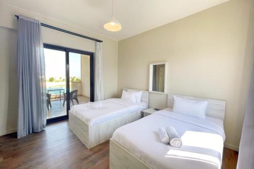 Postel nebo postele na pokoji v ubytování Poised & Pearly 3 BDR Villa Cyan El Gouna