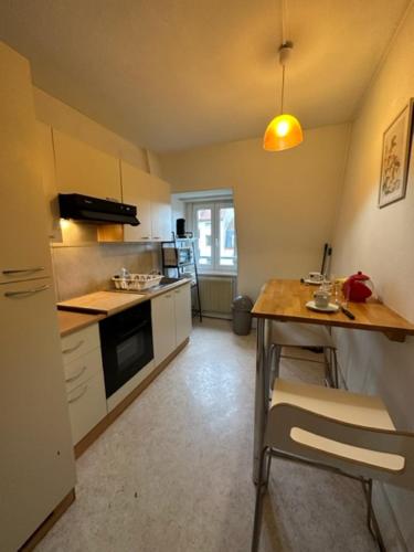 une cuisine avec un comptoir et une table à l'intérieur dans l'établissement Beau F3 - Proche Gare, à Mulhouse