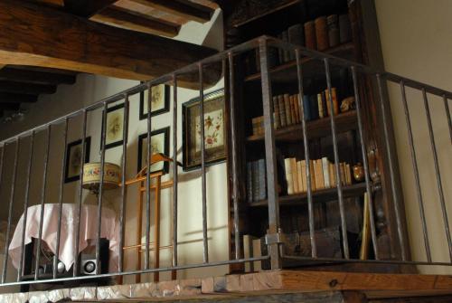a room with a book shelf filled with books at Borgo San Gusmè in San Gusmè