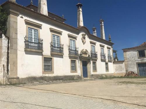 Lousa的住宿－3 Marias São Sebastião，一座白色的大建筑,上面有两座塔楼