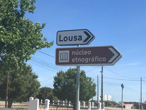 a street sign for lusa niccolo ethiopibo at 3 Marias São Sebastião in Lousa