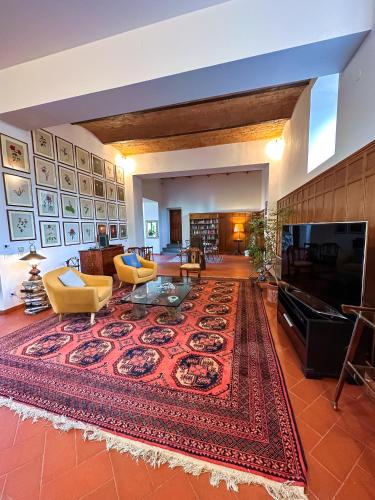 a large living room with a large rug at Tenuta Massabò in San Casciano in Val di Pesa