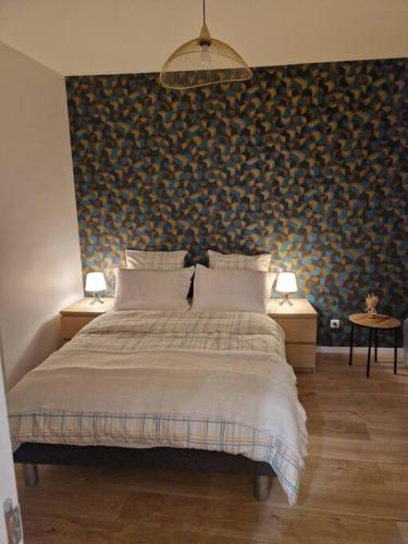 - une chambre avec un grand lit et 2 tables avec des lampes dans l'établissement Appartement, à Saint-Denis