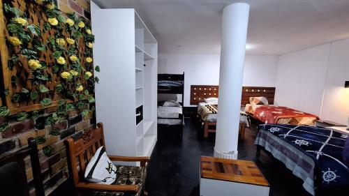 una habitación con 2 camas y una pared con flores en TRUJILLO LINDO, en Víctor Larco Herrera