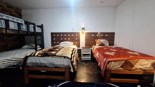 1 dormitorio con 2 camas individuales y escritorio en TRUJILLO LINDO, en Víctor Larco Herrera