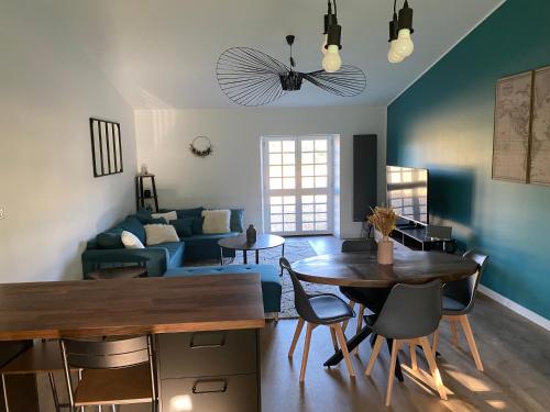 un salon avec une table et un canapé dans l'établissement Cosy T3 dans corps de ferme l écureuil, à Vieillevigne