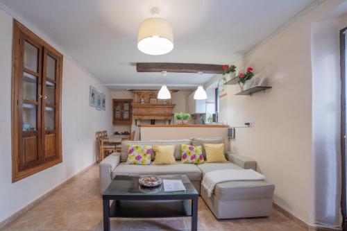 uma sala de estar com um sofá e uma mesa em AR Alojamiento Rural em Júzcar