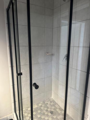 La salle de bains est pourvue d'une douche avec une porte en verre. dans l'établissement NO LOADSHEDDING Two Bedroom Unit, à Trichardt