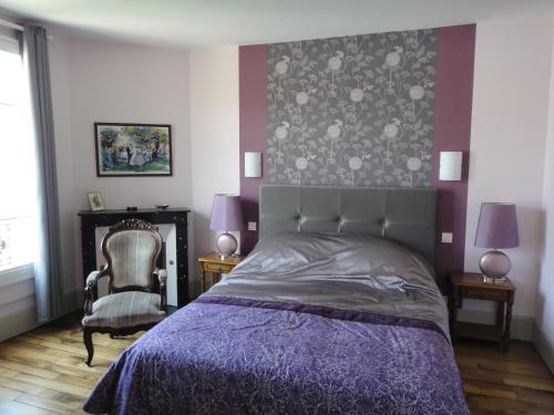 a bedroom with a bed and a chair at Maison Carteret à 10 mn Lac du Der plages port casino confort et calme jardin bbq in Montier-en-Der