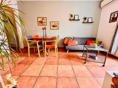 een woonkamer met een bank en een tafel bij Calm Terrace Barcelona in Barcelona