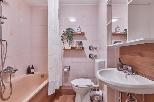 ein Badezimmer mit einem Waschbecken, einem WC und einer Badewanne in der Unterkunft NEW-Michele die Studentenecke in Kaiserslautern