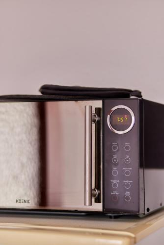 a microwave oven sitting on top of a table at Michele die Studentenecke in Kaiserslautern