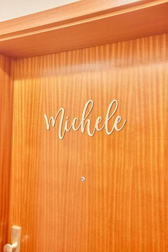a wooden wall with the word miracles written on it at Michele die Studentenecke in Kaiserslautern