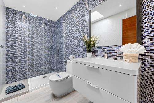 a bathroom with a toilet and a sink and a tub at Villa Atlántica - Heated pool in Playa Blanca in Playa Blanca