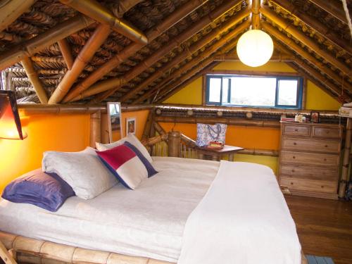1 dormitorio con 1 cama grande en una casa en Simply Paradise en Mompiche