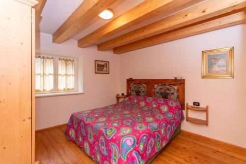 Tempat tidur dalam kamar di Casa al Piz