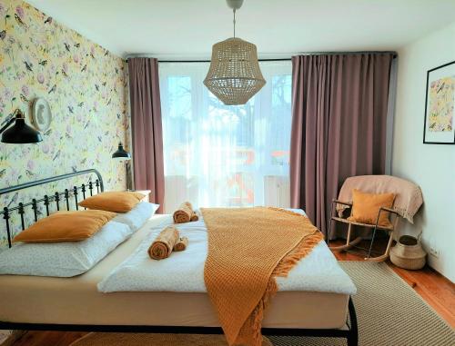 sypialnia z łóżkiem z dwoma pluszakami w obiekcie Młyn nad Sarenką 