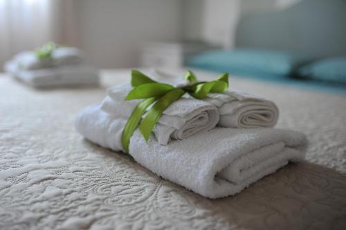 a pile of towels sitting on top of a bed at La Dolce Sosta in Catabbio