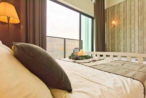 a bedroom with a bed with a large window at [NEW LAUNCH] SUNRISE GURNEY SEAVIEW'63 无敌日出海景63 in George Town