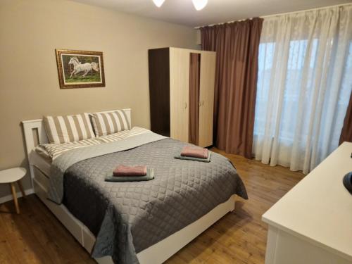 een slaapkamer met een bed met twee handdoeken erop bij Варна Младост 143 in Varna
